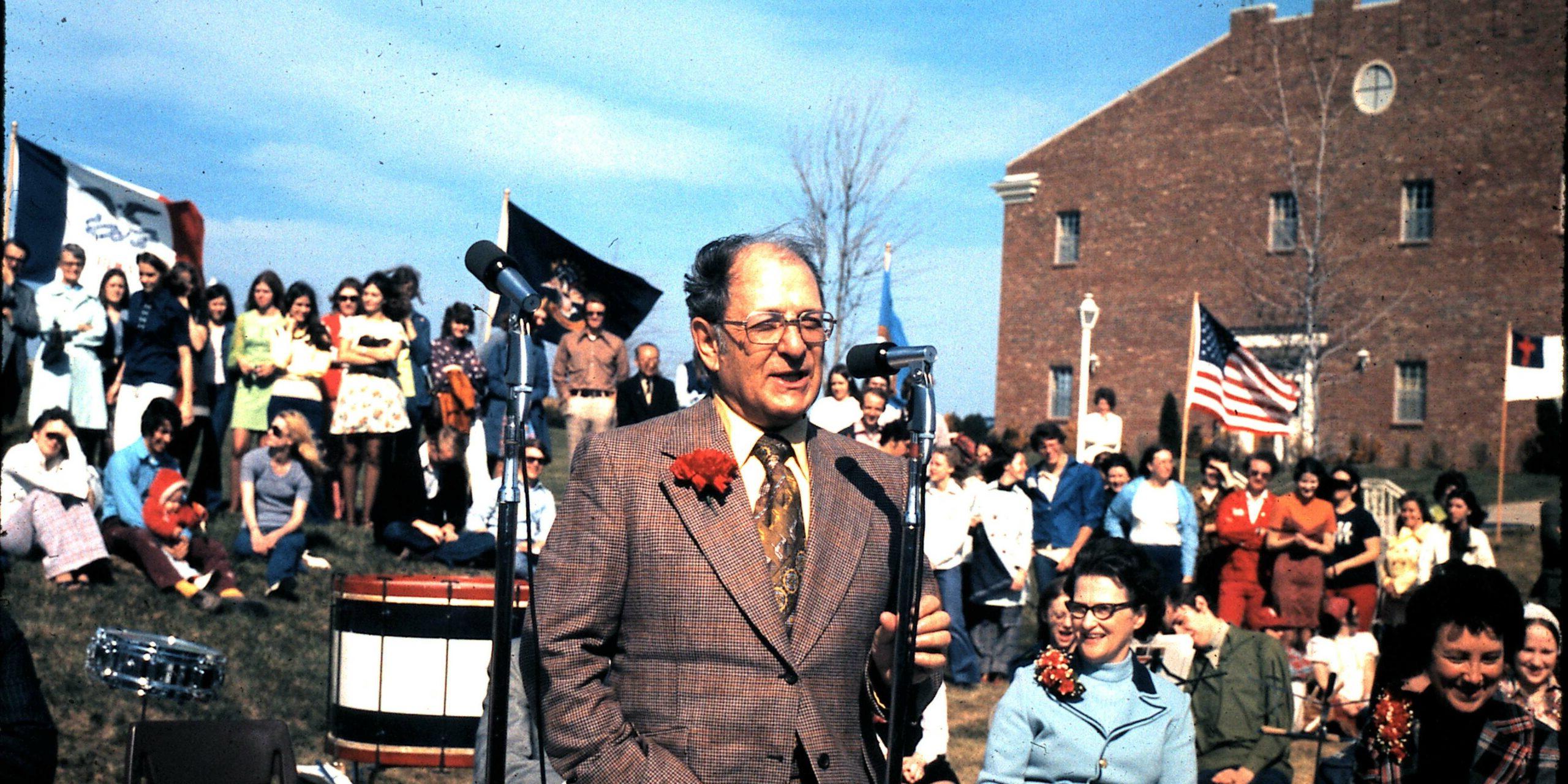 1974年，唐纳德·梅斯博士(Dr Donald Metz)在MNU首次获得认证的庆祝活动中脱颖而出
